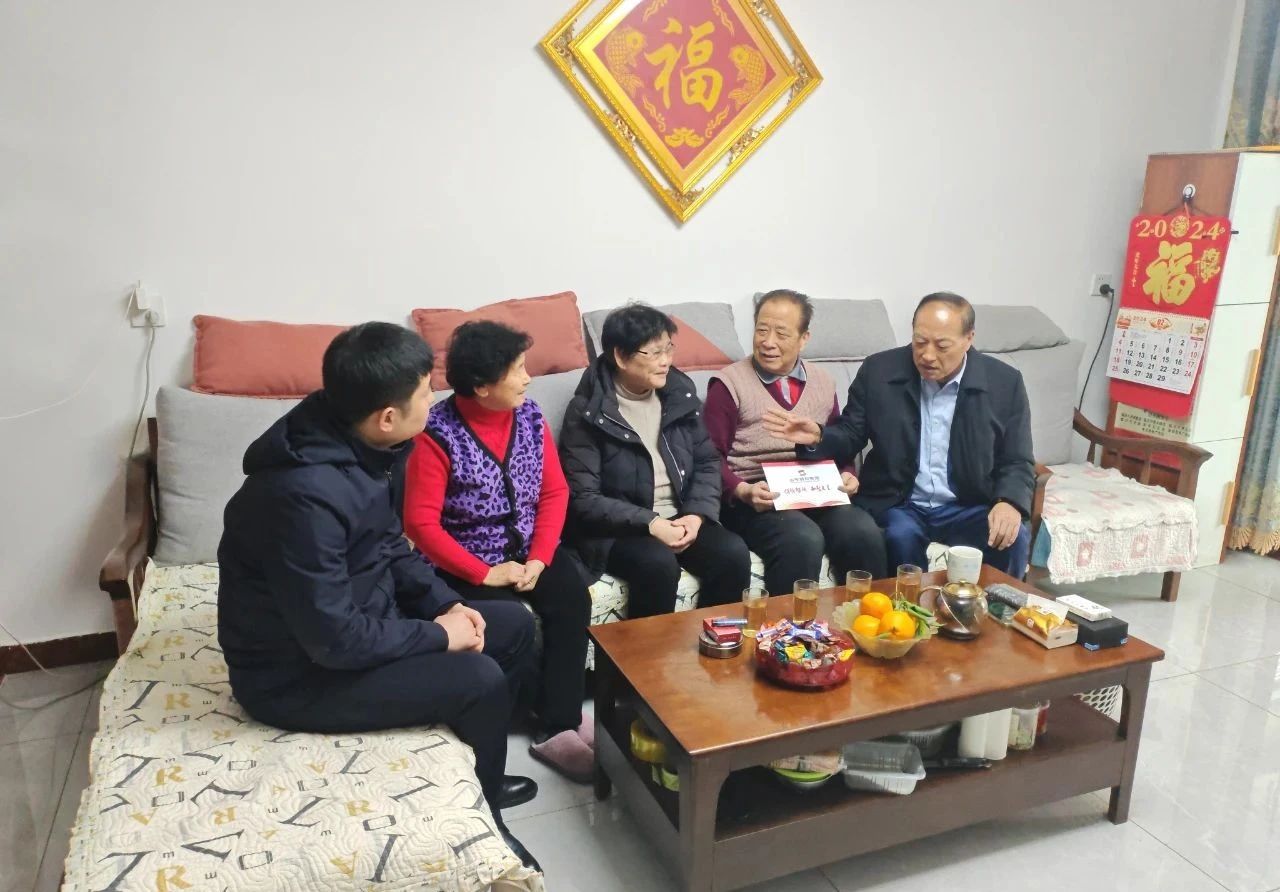 沂蒙精神傳承促進(jìn)會(huì)于愛梅會(huì)長(zhǎng)節(jié)前走訪慰問(wèn)李莊社區(qū)老黨員